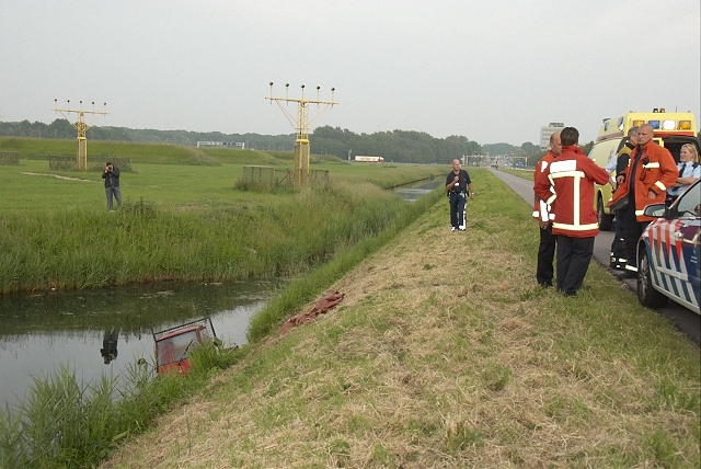 2010/128a/GB 20100607 008 Voertuig te water Schipholweg.jpg